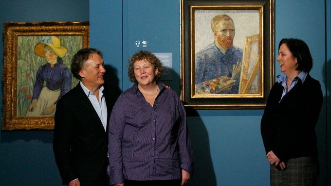 Vnoučata Theo van Gogha - bratra Vincenta. Willem Van Gogh (vlevo), Sylvia Cramer and Josien Van Gogh (vpravo).