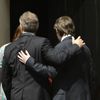Poslední pohled na Downing Street číslo 10. Tony Blair objímá svého syna Nickyho.