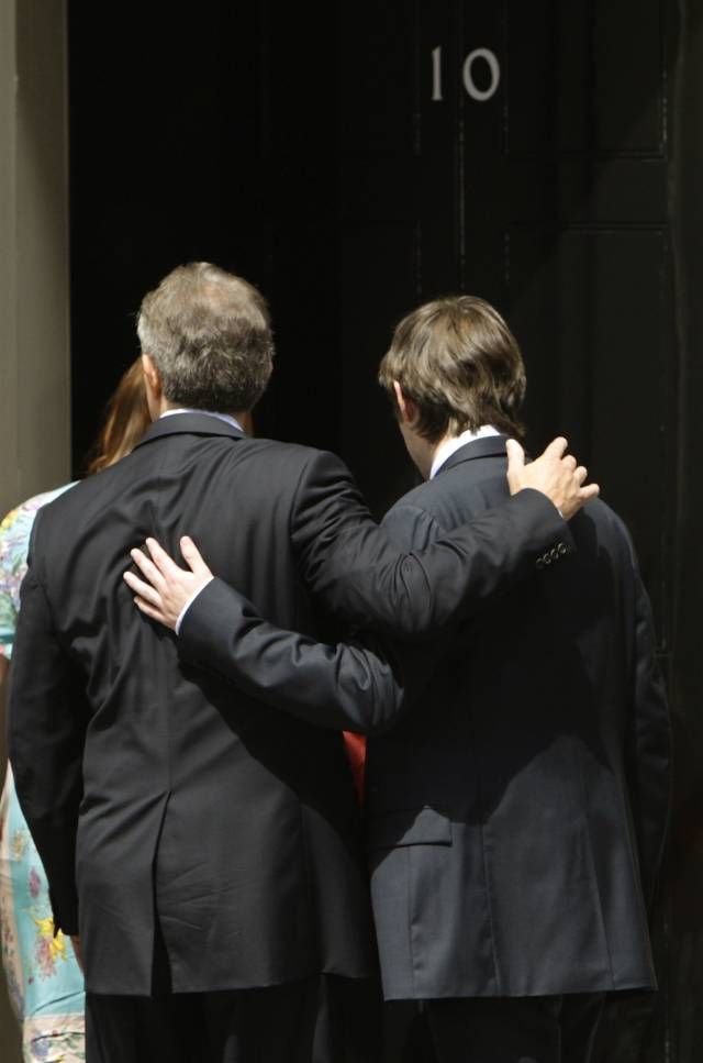Poslední pohled na Downing Street číslo 10. Tony Blair objímá svého syna Nickyho.