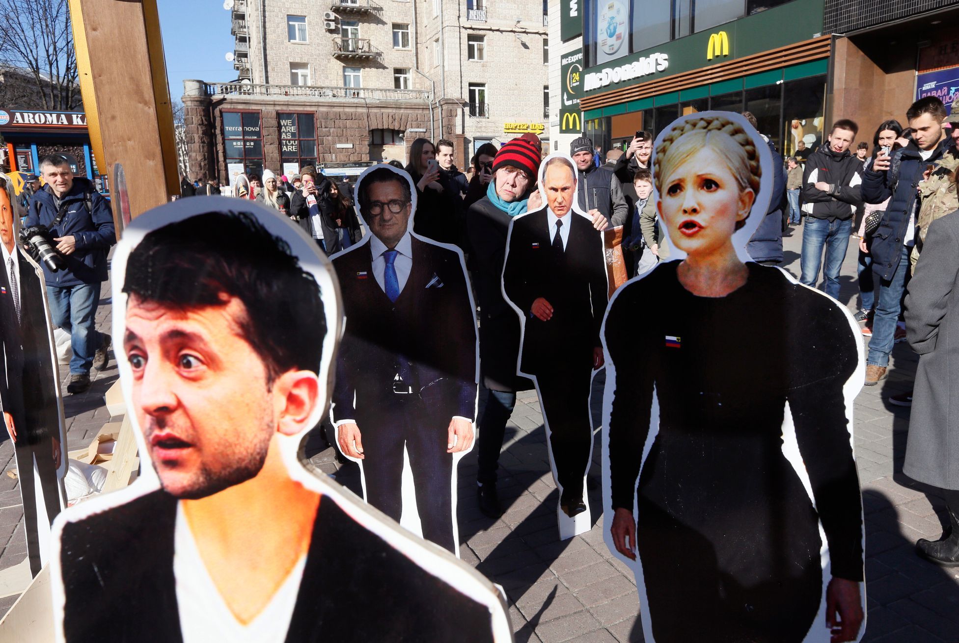 Volodymyr Zelenskyj a Julija Tymošenková. Kartonové podobizny kandidátů na ukrajinského prezidenta.