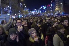 Živě: Minuta hluku na Václavském náměstí. Tisíce lidí v ulicích vzpomínaly na 17. listopad