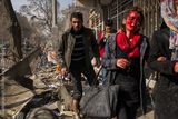 Nominace v kategorii Aktualita - série: Andrew Quilty (Austrálie), pro New York Times - V Kábulu explodovala bomba v sanitce a výbuch zabil 103 lidí. K atentátu se přihlásil Tálibán.