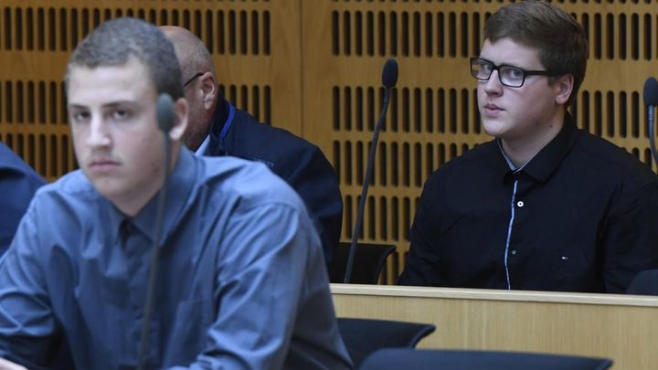 Případ chuligánů viněných z útoku na Afričana v tramvaji má řešit úřad jako přestupek