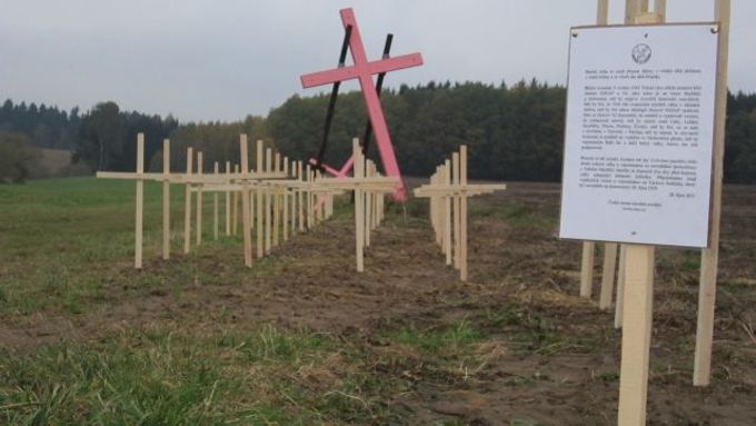 Členové ČSNS přetřeli v pátek kříž na růžovo