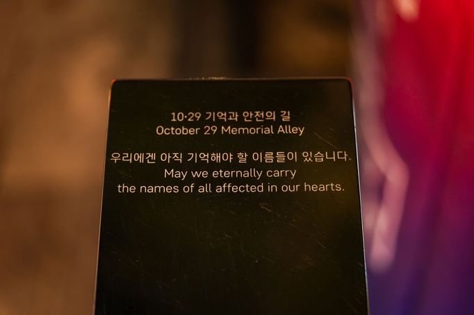 Jihokorejci si připomínají třetí výročí od tragédie, při níž 158 lidí přišlo o život v "halloweenské tlačenici" v Soulu. Redakce Aktuálně.cz navštívila místo incidentu.