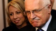 Václav Klaus nesouhlasně kroutí hlavou při tvrzení Martina Bursíka o výsledku společného jednání.