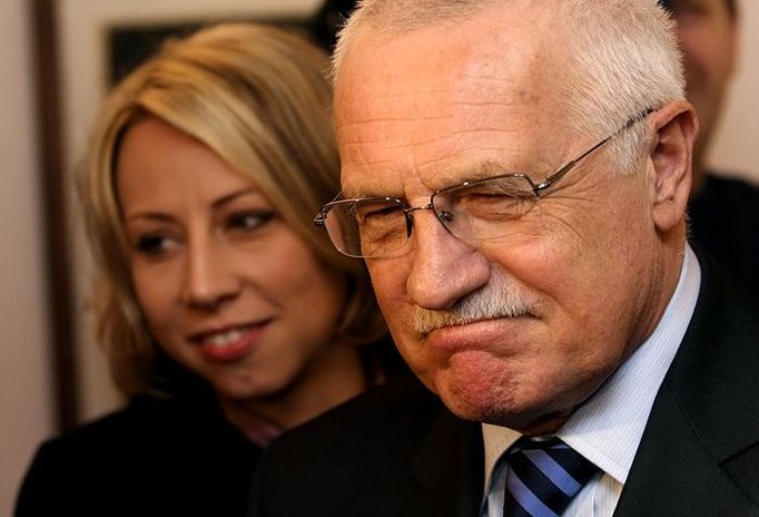 Václav Klaus nesouhlasně kroutí hlavou při tvrzení Martina Bursíka o výsledku společného jednání.