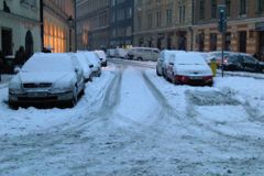 Sníh v Praze: desítky poničených aut a přes sto zranění