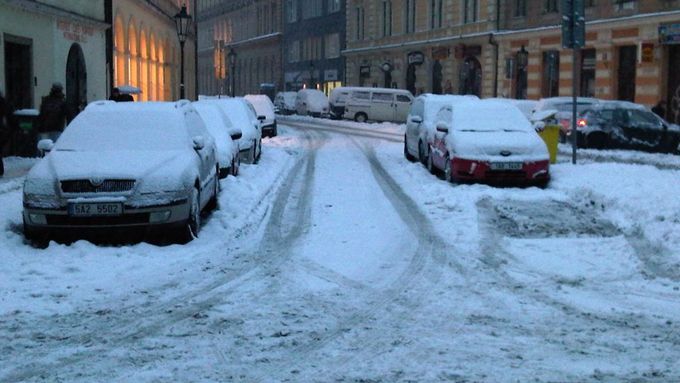 Sníh v ulicích Prahy ubývá pomalu.
