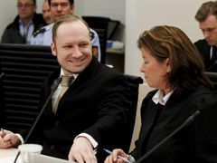 Druhý den přišel Breivik k soudu opět s úsměvem.