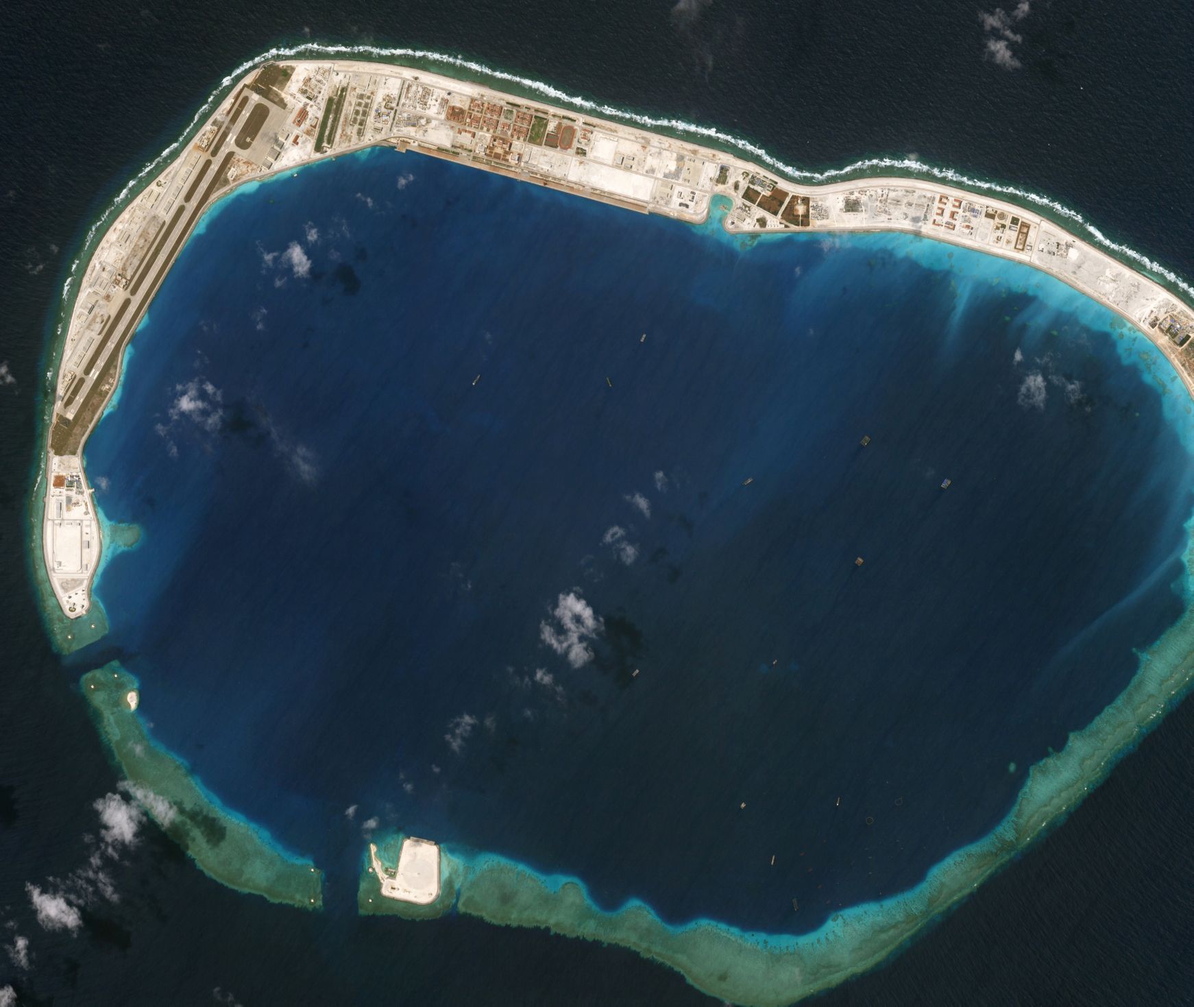 Čínská vojenská základna na ostrově Mischief v Jihočínském moři