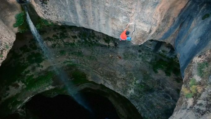 Pětadvacetiletý Rakušan David Lama jako první na světě vylezl propast Baatara, která se nachází 75 kilometrů do libanonské metropole Bejrútu. Místní ji nazývají Jeskyně tří mostů.