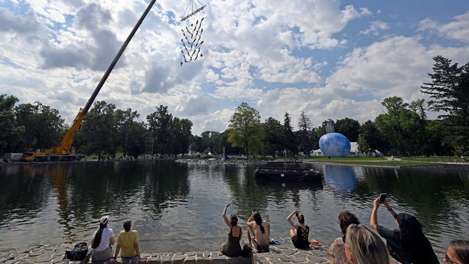 Na zahájení Letní Letné se čeští a švédští akrobaté představí s akvabelami u nové vodní nádrže v pražských Letenských sadech. Foto: ČTK