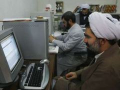 Íránští duchovní se některým moderním vymoženostem nebrání. Například internetu. K mnoho stránkám však íránská vláda v zemi blokuje přístup.