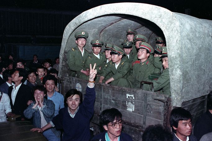 Dobové foto pořízené v roce 1989 v Pekingu v Číně. Připomínka masakru na náměstí Nebeského klidu, ke kterému došlo zejména v rozmezí 3. a 4. června roku 1989.