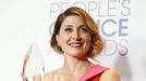 Sasha Alexander poses with her award during the People's Choice Awards 2016 in Los Angeles