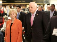 Dick Cheney s manželkou Lynne v Duty Free Shopu na irském letišti Shannon.