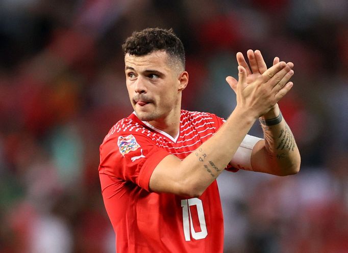 Granit Xhaka slaví s fanoušky překvapivé vítězství nad Portugalskem