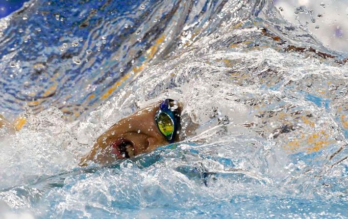 Sun Yang z Číny plave ve finále závodu mužů volným stylem na 200 metrů na 16. asijských hrách v Kuang-čou.