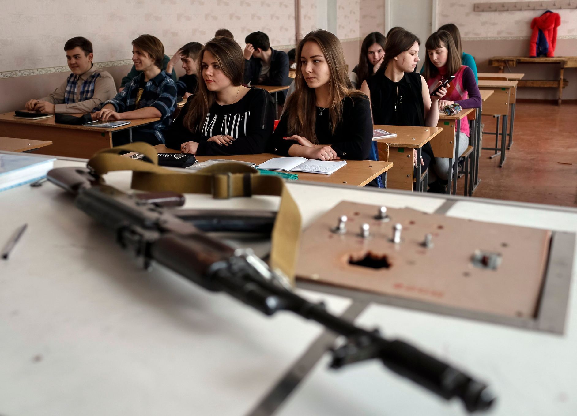 Studenti na výcvikovém vojenském kursu ve škole ve východoukrajinském Slavjansku.