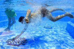 Vteřiny mizí, voda tíží. Podvodní šachy mění logiku v adrenalin