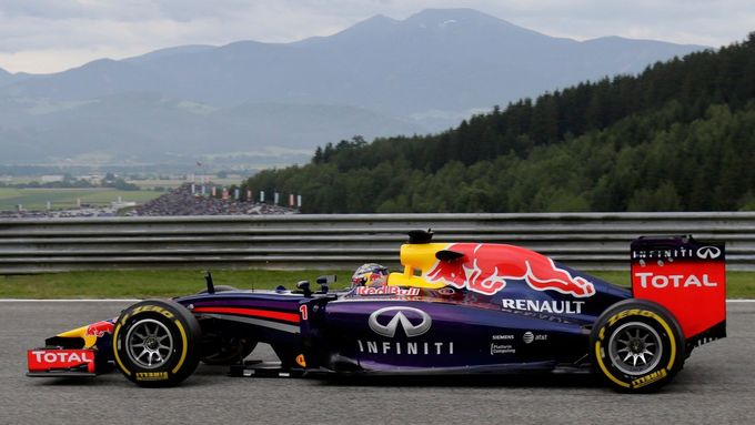 Sebastian Vettel měl v prvním tréninku v Rakousku velké štěstí, když se roztočil v poslední zatáčce jako káča a jen tak tak, že nenarazil do svodidel.