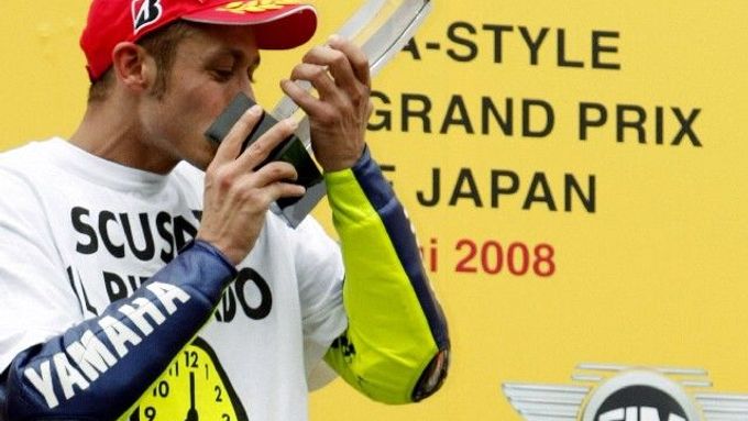 Valentino Rossi slaví svůj osmý titul mistra světa po triumfu ve Velké ceně Japonska.