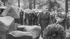 Václav Havel u památníku v Letech u Písku