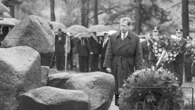Památník v Letech odhaloval bývalý prezident Václav Havel v roce 1995.