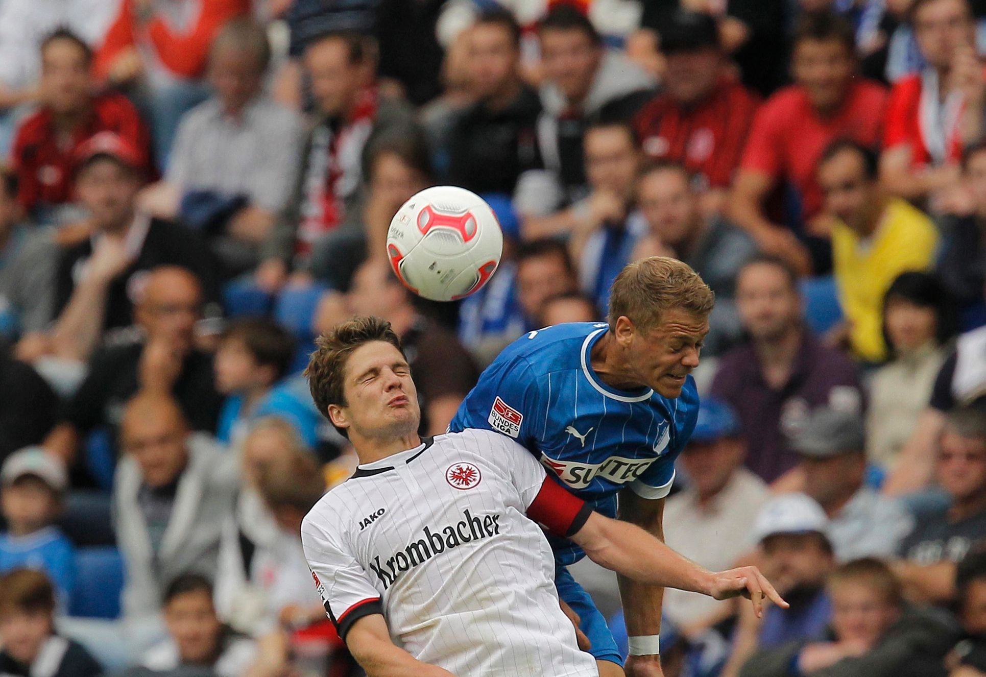 Boris Vukčevič v souboji s Pirminem Schweglerem v zápase Frankfurt - Hoffenheim