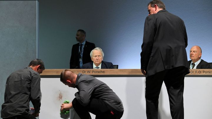Na valné hromadě Volkswagenu létaly dorty. Emoce budí ujgurská továrna