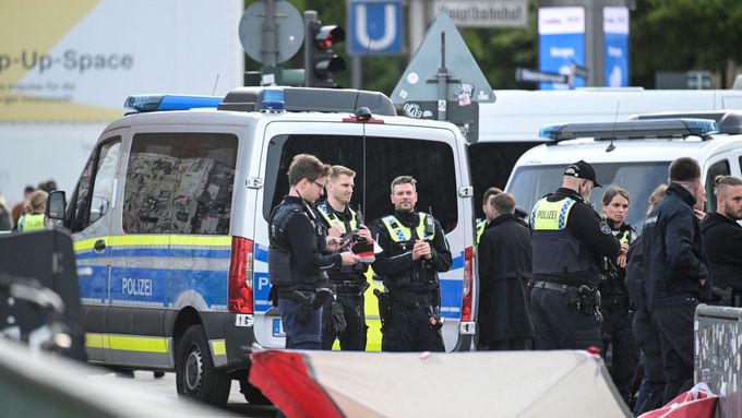 Němečtí policisté na hlavním nádraží v Hamburku, kde došlo k útoku nožem.