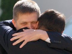 Váhavý postoj slovenského premiéra Fica podpořil jeho český protějšek Jiří Paroubek.