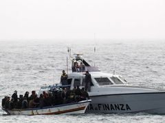 Italská pobřežní stráž zadržela loď s běženci