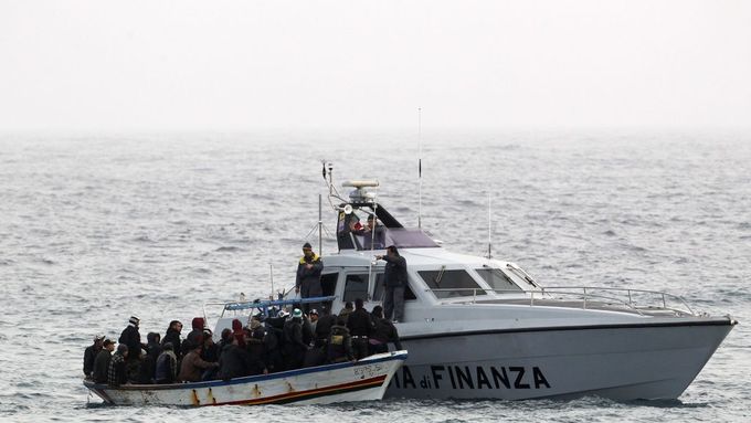 Uprchlíci často volí nebezpečnou pouť na přeplněných lodích. Ilustrační foto.