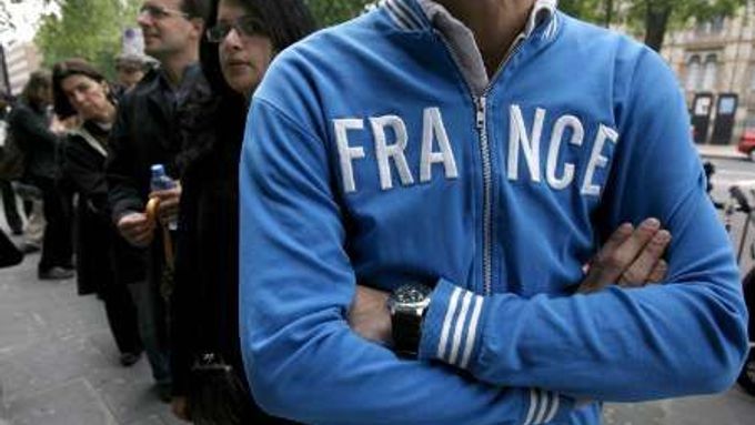 Svého prezidenta volí i Francouzi žijící v zahraničí. Na snímku se řadí francouzští voliči do fronty v Londýně