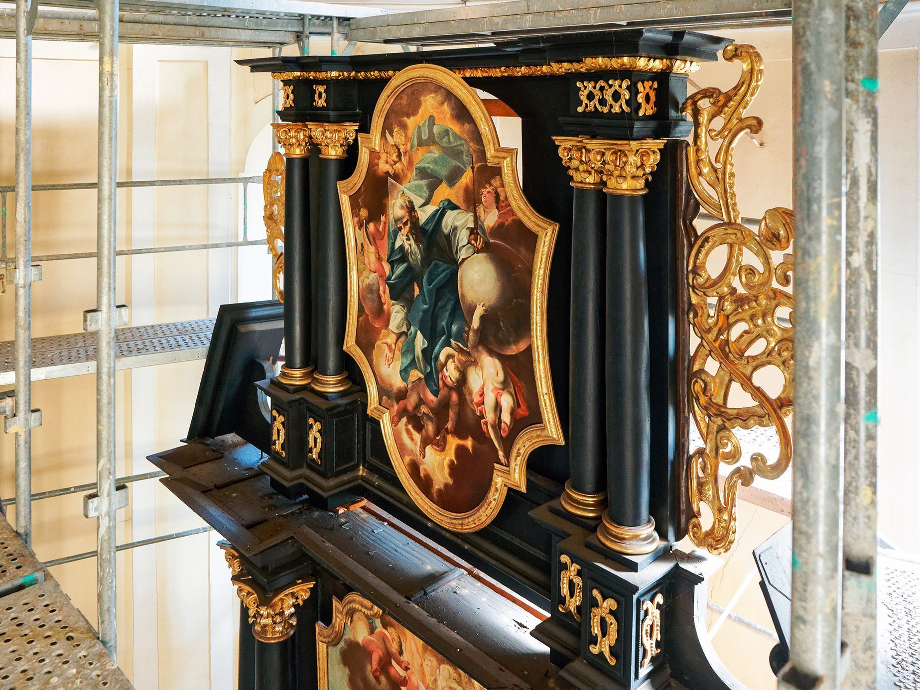 Rozebírání oltáře v kostele sv. Janů v Opavě před opravou popraskané klenby, květen 2023