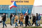 Zaměstnanci pneu továrny v Žatci stávkují. Zastavení výroby má stát miliony denně
