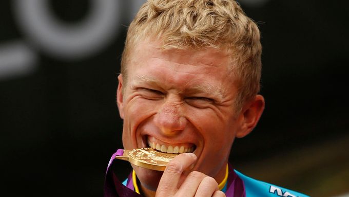 Kazach Alexander Vinokurov slaví zlatou olympijskou medaili