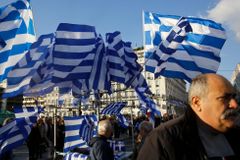 Na podporu řecké vlády vyšlo do ulic Atén na 15 tisíc lidí