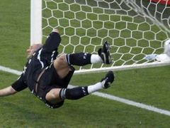 Francouzský brankář Fabien Barthez překonaný penaltou kopanou Davidem Villou ze Španělska.