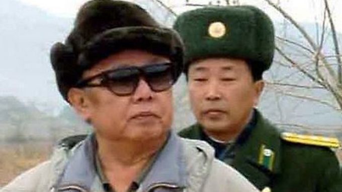 Kim Čong-il s vojenským doprovodem během nedávné návštěvy rybí farmy v Hamgyongpukdo