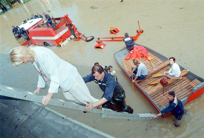 Archivní snímek z povodní v roce 1997, které postihly třetinu země, nejvíce Moravu a východní Čechy.