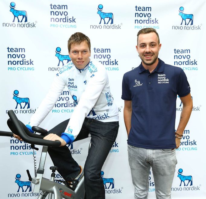 Lukáš Frýba (v bílém) se závodníkem týmu Novo Nordisk Thomasem Raeymaekersem. Oba cyklisté trpí cukrovkou.