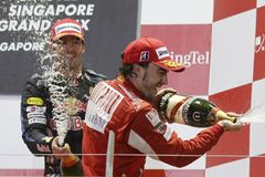 Alonso vyhrál noční závod v Singapuru a je druhý v MS