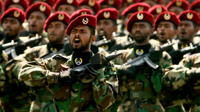 Pochodující šiky armádních jednotek na vojenské přehlídce v Colombu. Právě tak oslavila Srí Lanka svůj Den nezávislosti.
