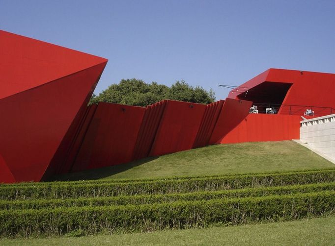 Převedení nepravidelných generovaných geometrií do amorfní podoby krajiny. Auditorium pro 75. knižní veletrh v Lisabonu, marcosandmarjan, 2005.