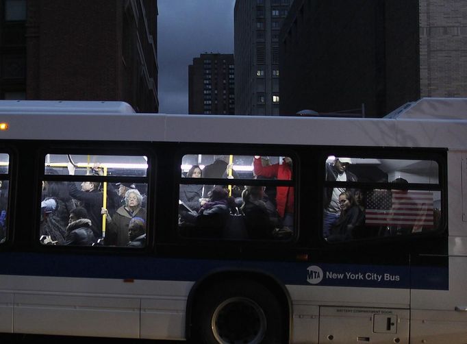 A full bus drives up 1st Avenue in the aftermath of Hurricane Sandy in New York October 31, 2012. New York City and the sodden U.S. Northeast began an arduous journey back to normal on Wednesday after mammoth storm Sandy killed at least 64 people in a rampage that swamped coastal cities and cut power to millions. REUTERS/Carlo Allegri (UNITED STATES - Tags: SOCIETY ENVIRONMENT DISASTER TRANSPORT) Published: Lis. 1, 2012, 4:03 dop.