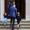Princ William přichází se svými dětmi Georgem a Charlottou do porodnice