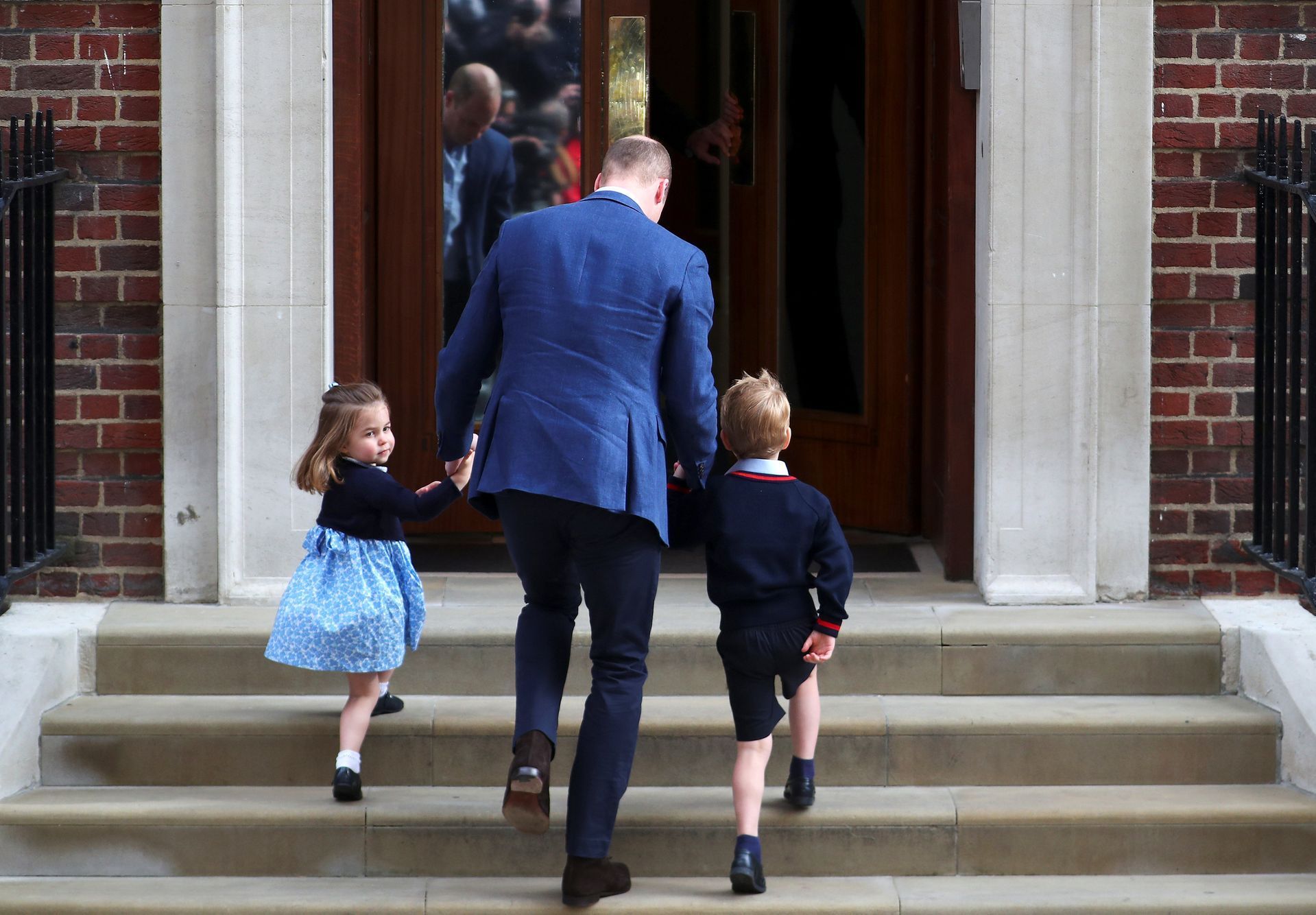 Princ William přichází se svými dětmi Georgem a Charlottou do porodnice